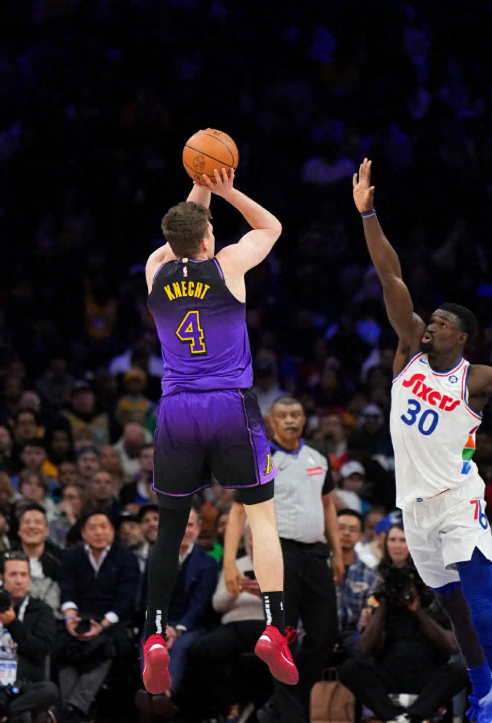 NBA常规赛：费城人主场击败老鹰队