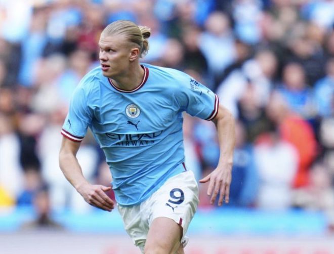 哈兰德今日表现抢眼，姆巴佩整场无解，教练赛后亲自拥抱的简单介绍